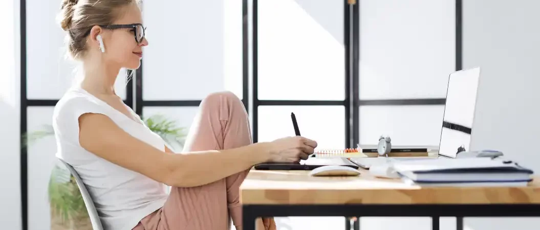 vue-laterale-d-une-femme-au-bureau-a-domicile-travaillant