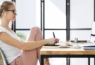 Trop assis ? Notre cerveau en paie le prix, même actif