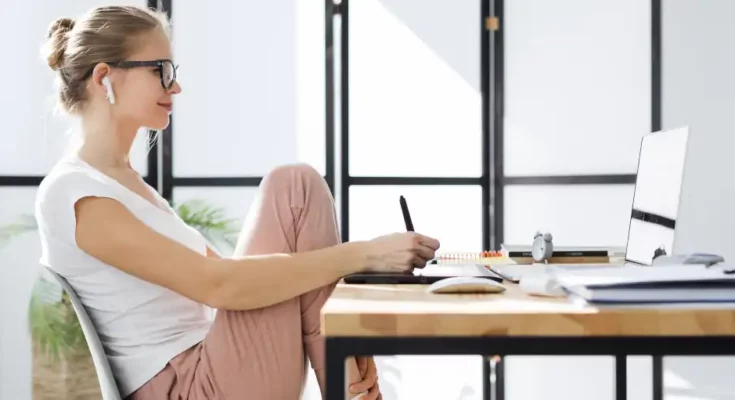 vue-laterale-d-une-femme-au-bureau-a-domicile-travaillant