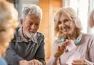 Pourquoi on devient moins sociable avec l’âge (et c’est OK)